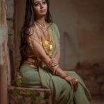 Kuhasini Gnanaseggaran Instagram - தேவி பாகவத புராணத்தின் படி , அப்சரா தெய்வீக-முனிவர் நாராயணனின் உரு - 'தொடை'- லிருந்து பிறந்ததால், ஊர்வசி என்று அழைக்கப்படுகிறாள் ♥️🔥 . . Makeup & jewellery @makeover_with_sandy . . Costume stitched by @arudpa . . Photography @exotic_shades__ . . #oorvasi #urvashi #divine #beauty #puranam #ramayanam #mahabharat #traditional #classic #tamilcinema #tamilactress #kuhasini #recreate #ancient #history