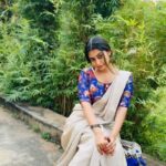 Kuhasini Gnanaseggaran Instagram - நீ நிலவும் இல்லை நட்சத்திரமும் இல்லை இவைகளை எல்லாம் அள்ளி சூடிக்கொள்ளும் வானம் நீ..! . . Blouse @vardhman_weaves . . Saree draped & styling @vvarsha_makeup_artistry . . #nomakeupmakeup #sareereels #reels #trending #reelsinstagram #trendingreels