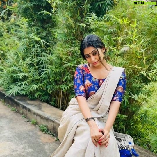 Kuhasini Gnanaseggaran Instagram - நீ நிலவும் இல்லை நட்சத்திரமும் இல்லை இவைகளை எல்லாம் அள்ளி சூடிக்கொள்ளும் வானம் நீ..! . . Blouse @vardhman_weaves . . Saree draped & styling @vvarsha_makeup_artistry . . #nomakeupmakeup #sareereels #reels #trending #reelsinstagram #trendingreels