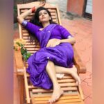 Kuhasini Gnanaseggaran Instagram - நான் புடவையை உடுத்தும்போது, ​​உன்னை சுற்றி சுற்றி வருவது போல் உணர்கிறேன்! ❤️🔥 . . Saree @vinus_vogue . . Designer @keziah_costume_stylist . . Photography @abimadhu__photography . . #saree #portraitphotography #sareelove #slay #outdoor #tamilactress #kuhasini #casual #hot