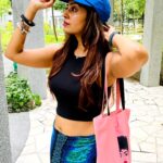 Kuhasini Gnanaseggaran Instagram - வாழ்க்கையில எந்த சிக்கல் வந்தாலும் Feel பண்றது விட அது எந்த சிக்கலானாலும் பரவாயில்லைன்னு Deal பண்றது நல்லது ♥️🔥 . . . #travelphotography #casualstyle #singapore #myhome #mycountry #mystyle #selflove #positivity #kuhasini