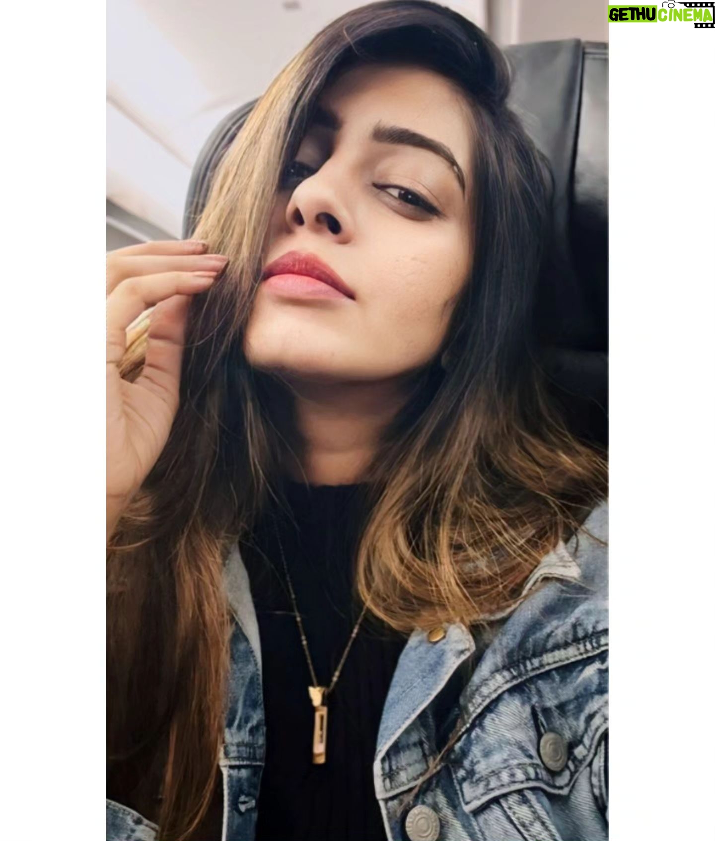 Kuhasini Gnanaseggaran Instagram - 🧳 Travelling is like 😚 Flirting with Life ❤️ . . . . #travel #flight #selfie #selflove #kuhasini #tamilponnu #casual
