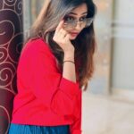 Kuhasini Gnanaseggaran Instagram - பறப்பதற்கு வசதிகள் இருந்தாலும் தரையில் இருக்கவும் கற்றுக்கொள்... சிறகுகளை இழந்தாலும் வருந்தமாட்டாய் . . . #kuhasini #love #positivity #morning #selflove #red