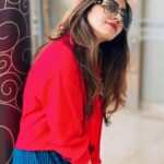 Kuhasini Gnanaseggaran Instagram - பறப்பதற்கு வசதிகள் இருந்தாலும் தரையில் இருக்கவும் கற்றுக்கொள்... சிறகுகளை இழந்தாலும் வருந்தமாட்டாய் . . . #kuhasini #love #positivity #morning #selflove #red