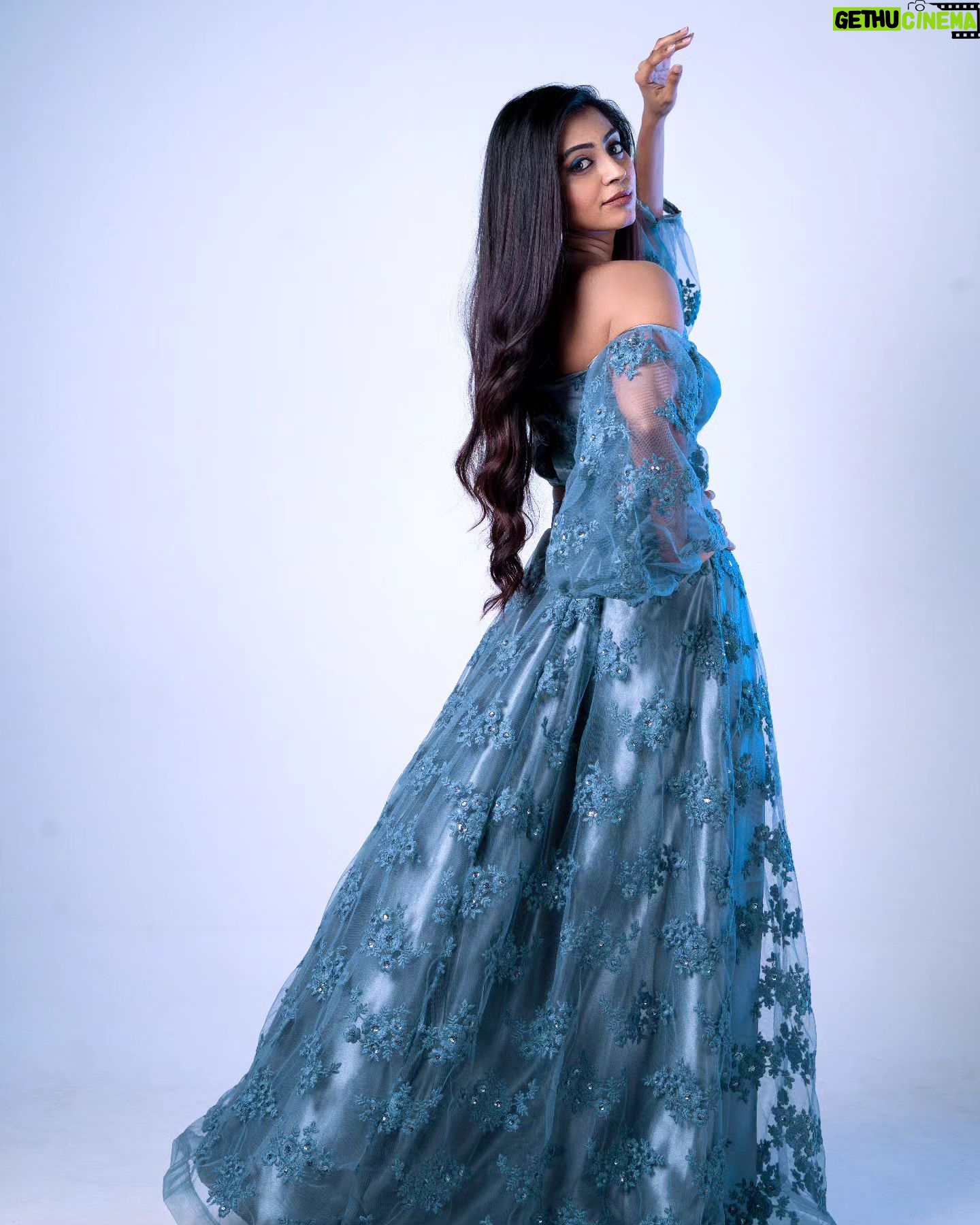 Kuhasini Gnanaseggaran Instagram - Your outfit should never struggle for words . DESIGNER @iiiisyed . Jewellery @chennai_jazz . Makeup @aarkay.themakeupatelier . Hairstyle @artistrybyhari . Photography @portraitsbylokesh . Retouch @kaviarasan_photography . #fashion #stylish #fashionphotography #designercollection #lehenga #onlineshopping #posing #modelling #tamilactress #kuhasini