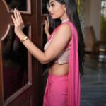 Kuhasini Gnanaseggaran Instagram - போராடி வாழ்வதற்கு வாழ்க்கை ஒன்றும் போர்க்களமல்ல அது பூ வனம் .... ரசித்து வாழ்வோம்.... . . . Makeup and Saree draped @vvarsha_makeup_artistry . . Photography @exotic_shades__ . . #classy #saree #sareefashion #shoot #slay #thanjavurmakeupartist #mua #sareelove #tamilactress #kuhasini