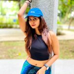 Kuhasini Gnanaseggaran Instagram - வாழ்க்கையில எந்த சிக்கல் வந்தாலும் Feel பண்றது விட அது எந்த சிக்கலானாலும் பரவாயில்லைன்னு Deal பண்றது நல்லது ♥️🔥 . . . #travelphotography #casualstyle #singapore #myhome #mycountry #mystyle #selflove #positivity #kuhasini