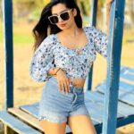Kuhasini Gnanaseggaran Instagram - வாழ நினைப்பவனுக்கு வானம் கூட வாயிற் படி தான் 🔥 . . . Crop top @zalyascloset . . . #beachwear #beach #croptop #boutique #westernstyle #tamilactress #kuhasini #travelphotography #strong #paidcollaboration #srilanka #colombo