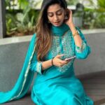 Kuhasini Gnanaseggaran Instagram - உன் துப்பட்டாவில் என்னை கட்டி தூக்கில் போடாதே. ❤️💃 . . . Chudithar @vredevogel . . . #kuhasini #vredevogel #salwarsuits #nomakeupmakeup #casual #tamilponnu #kl #reels #trending #gulmuharmalare