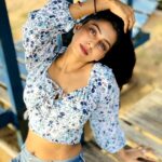 Kuhasini Gnanaseggaran Instagram - இன்று நீங்கள் உணரும் வலி நாளை நீங்கள் உணரும் பலமாக இருக்கும் 🔥 . . . Crop top @zalyascloset . . . #beachwear #beach #croptop #boutique #westernstyle #tamilactress #kuhasini #travelphotography #strong #paidcollaboration #srilanka