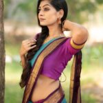 Kuhasini Gnanaseggaran Instagram - தங்கம் உருகுதா அங்கம் கறையுதா♥️🔥 . Beautiful saree @kaithari_nesavu_sarees . . Blouse @arudpa . . Makeup @johnbritto_makeupartist . . Hairstyle @nila_mua_ . . Photography @sathyaphotography3 . . #saree #pattusaree #paidcollaboration #onlineshopping #sareelove #collaboration #designerblouse #chennaimakeupartist #chennaimua #kuhasini #actress