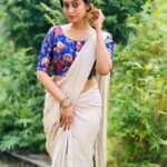 Kuhasini Gnanaseggaran Instagram - மூச்சு விடாமல் பேசும் உன் விழிகளுக்கு சற்று ஓய்வு கொடு படபடக்கும் என் இச்சிறு இதயம் சற்று இளைப்பாறட்டும் ❤️🔥 . . Blouse @vardhman_weaves Saree draped & Hair do @vvarsha_makeup_artistry . . #nomakeupmakeup #saree #subtle #casual #sareefashion #designerblouse #selflove #tamilponnu #kuhasini
