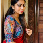 Kuhasini Gnanaseggaran Instagram - பால் நிலவின் முழு அழகும் பகுதி அளவு தான் என் பாவை அவள் முக அழகின் முன்னே... ❤️ . . Blouse @vardhman_weaves . . Styling @vvarsha_makeup_artistry . . #saree #nomakeupmakeup #selflove #sareelove #designerblouse #onlineshopping #tamilponnu #kuhasini