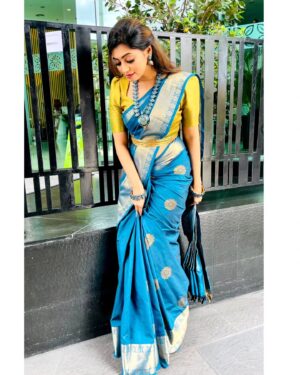 Kuhasini Gnanaseggaran Instagram - நீ கட்டும் சேல மடிப்புல நா கசங்கி போனேன்டி 🔥❤️
.
.
Makeover @sharonshairandmakeup 
.
.
Jewellery @kayels_creations 
.
.
Saree @prisha.my 
.
.
#kualalumpur #malaysia #sareeboutique #onlineshopping #saree #sareesale #silksarees #tamilactress #kuhasini
