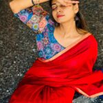 Kuhasini Gnanaseggaran Instagram - பால் நிலவின் முழு அழகும் பகுதி அளவு தான் என் பாவை அவள் முக அழகின் முன்னே... ❤️ . . Blouse @vardhman_weaves . . Styling @vvarsha_makeup_artistry . . #saree #nomakeupmakeup #selflove #sareelove #designerblouse #onlineshopping #tamilponnu #kuhasini
