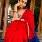 Kuhasini Gnanaseggaran Instagram - பால் நிலவின் முழு அழகும் பகுதி அளவு தான் என் பாவை அவள் முக அழகின் முன்னே... ❤️ . . Blouse @vardhman_weaves . . Styling @vvarsha_makeup_artistry . . #saree #nomakeupmakeup #selflove #sareelove #designerblouse #onlineshopping #tamilponnu #kuhasini