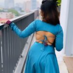 Kuhasini Gnanaseggaran Instagram - Saree ippo Salwar aachu 💃❤️ . . . @blossoomdesigners . . . #vachindamma #reels #trending #kuhasini #sareereels #trendingreels