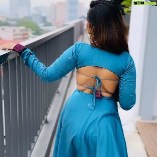 Kuhasini Gnanaseggaran Instagram - Saree ippo Salwar aachu 💃❤️ . . . @blossoomdesigners . . . #vachindamma #reels #trending #kuhasini #sareereels #trendingreels