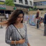Kuhasini Gnanaseggaran Instagram - அவ பந்தயப் புறா நான் single'uh சுறா 🔥❤️ . . Wardrobe @naasfashionwear . . . #jingrudhadhanga #reelsinstagram #reelsviral #reels #kuhasini #singapore #travelreels