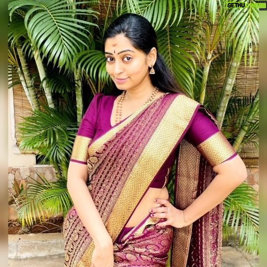 Kuhasini Gnanaseggaran Instagram - Ailasa 💃🔥 . . Beautiful silk saree @mysoresilksareesss . . . Credits @cokestudiotamil @gvprakash @vidyavox @rajalakshmifolk_official . . #pongal #pongalcelebration #sareereels #kaakarattan #cokestudio #kuhasini #reelsinstagram #reels
