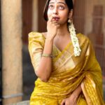 Kuhasini Gnanaseggaran Instagram - சேலை கட்டும் பெண்ணுகொரு வாசம் உண்டு ♥️🔥 . . Saree @unique_threads_sarees . . Blouse stitched @blossoomdesigners . . Saree draped @vvarsha_makeup_artistry . . #nomakeup #nofilter #natural #simple #saree #sareelove #temple #prayers #panjami #kuhasini #tamilponnu #casual
