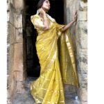 Kuhasini Gnanaseggaran Instagram - சேலை கட்டும் பெண்ணுகொரு வாசம் உண்டு ♥️🔥 . . Saree @unique_threads_sarees . . Blouse stitched @blossoomdesigners . . Saree draped @vvarsha_makeup_artistry . . #nomakeup #nofilter #natural #simple #saree #sareelove #temple #prayers #panjami #kuhasini #tamilponnu #casual
