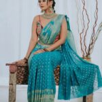 Kuhasini Gnanaseggaran Instagram - மயில் போல பொண்ணு ஒன்னு 🔥❤️ . . . Makeover @parimalar_sagadevan . . Saree @mysoresilksareesss . . Blouse @aayurablouses . . Jewellery @mvsecretboutique_jewellery . . Photography @pavetraarumugam . . #traditional #sareefashion #tamilponnu #kuhasini #kl #sareelove