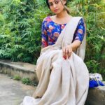 Kuhasini Gnanaseggaran Instagram - மூச்சு விடாமல் பேசும் உன் விழிகளுக்கு சற்று ஓய்வு கொடு படபடக்கும் என் இச்சிறு இதயம் சற்று இளைப்பாறட்டும் ❤️🔥 . . Blouse @vardhman_weaves Saree draped & Hair do @vvarsha_makeup_artistry . . #nomakeupmakeup #saree #subtle #casual #sareefashion #designerblouse #selflove #tamilponnu #kuhasini