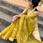 Kuhasini Gnanaseggaran Instagram - சேலை கட்டும் பெண்ணுகொரு வாசம் உண்டு ♥️🔥 . . Saree @unique_threads_sarees . . Blouse stitched @blossoomdesigners . . Saree draped @vvarsha_makeup_artistry . . #nomakeup #nofilter #natural #simple #saree #sareelove #temple #prayers #panjami #kuhasini #tamilponnu #casual
