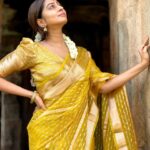 Kuhasini Gnanaseggaran Instagram - சேலை கட்டும் பெண்ணுகொரு வாசம் உண்டு ♥️🔥 . . Saree @unique_threads_sarees . . Blouse stitched @blossoomdesigners . . Saree draped @vvarsha_makeup_artistry . . #nomakeup #nofilter #natural #simple #saree #sareelove #temple #prayers #panjami #kuhasini #tamilponnu #casual