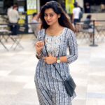 Kuhasini Gnanaseggaran Instagram - ஆள் யாரும் பார்க்காமல் தடயங்கள் இல்லாமல், அன்பால் உன்னை நானும் கொள்வேன் ♥️🔥 . . Beautiful casual kurta set @naasfashionwear . . #kurta #kurtaset #salwarsuits #travelphotography #singapore #myhome #mycountry #mystyle #kuhasini #casual #selflove