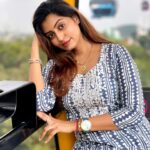 Kuhasini Gnanaseggaran Instagram - ஆள் யாரும் பார்க்காமல் தடயங்கள் இல்லாமல், அன்பால் உன்னை நானும் கொள்வேன் ♥️🔥 . . Beautiful casual kurta set @naasfashionwear . . #kurta #kurtaset #salwarsuits #travelphotography #singapore #myhome #mycountry #mystyle #kuhasini #casual #selflove
