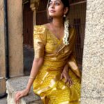 Kuhasini Gnanaseggaran Instagram - சேலை கட்டும் பெண்ணுகொரு வாசம் உண்டு ♥️🔥 . . Saree @unique_threads_sarees . . Blouse stitched @blossoomdesigners . . Saree draped @vvarsha_makeup_artistry . . #nomakeup #nofilter #natural #simple #saree #sareelove #temple #prayers #panjami #kuhasini #tamilponnu #casual