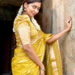 Kuhasini Gnanaseggaran Instagram - சேலை கட்டும் பெண்ணுகொரு வாசம் உண்டு ♥️🔥 . . Saree @unique_threads_sarees . . Blouse stitched @blossoomdesigners . . Saree draped @vvarsha_makeup_artistry . . #nomakeup #nofilter #natural #simple #saree #sareelove #temple #prayers #panjami #kuhasini #tamilponnu #casual