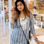 Kuhasini Gnanaseggaran Instagram - ஆள் யாரும் பார்க்காமல் தடயங்கள் இல்லாமல், அன்பால் உன்னை நானும் கொள்வேன் ♥️🔥 . . Beautiful casual kurta set @naasfashionwear . . #kurta #kurtaset #salwarsuits #travelphotography #singapore #myhome #mycountry #mystyle #kuhasini #casual #selflove