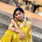 Kuhasini Gnanaseggaran Instagram - சேலை கட்டும் பெண்ணுகொரு வாசம் உண்டு ♥️🔥 . . Saree @unique_threads_sarees . . Blouse stitched @blossoomdesigners . . Saree draped @vvarsha_makeup_artistry . . #nomakeup #nofilter #natural #simple #saree #sareelove #temple #prayers #panjami #kuhasini #tamilponnu #casual