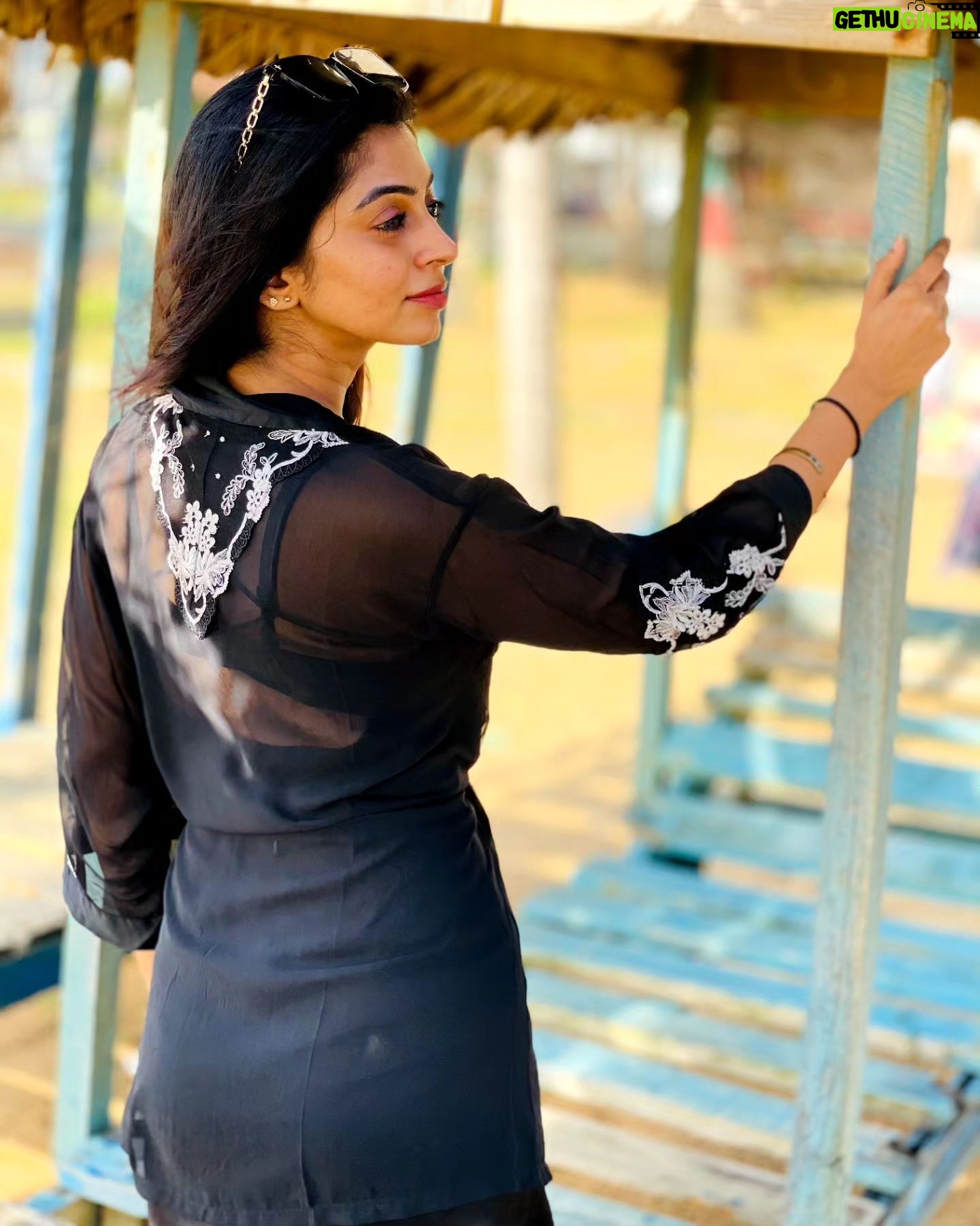 Kuhasini Gnanaseggaran Instagram - Back in black 🔥⛱️ . . Shrug @zalyascloset . . . #black #travelphotography #slay #shrug #styling #beach #vacation #trending #kuhasini #tamilactress #fashion