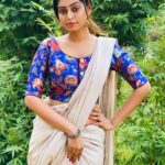 Kuhasini Gnanaseggaran Instagram - மூச்சு விடாமல் பேசும் உன் விழிகளுக்கு சற்று ஓய்வு கொடு படபடக்கும் என் இச்சிறு இதயம் சற்று இளைப்பாறட்டும் ❤️🔥 . . Blouse @vardhman_weaves Saree draped & Hair do @vvarsha_makeup_artistry . . #nomakeupmakeup #saree #subtle #casual #sareefashion #designerblouse #selflove #tamilponnu #kuhasini