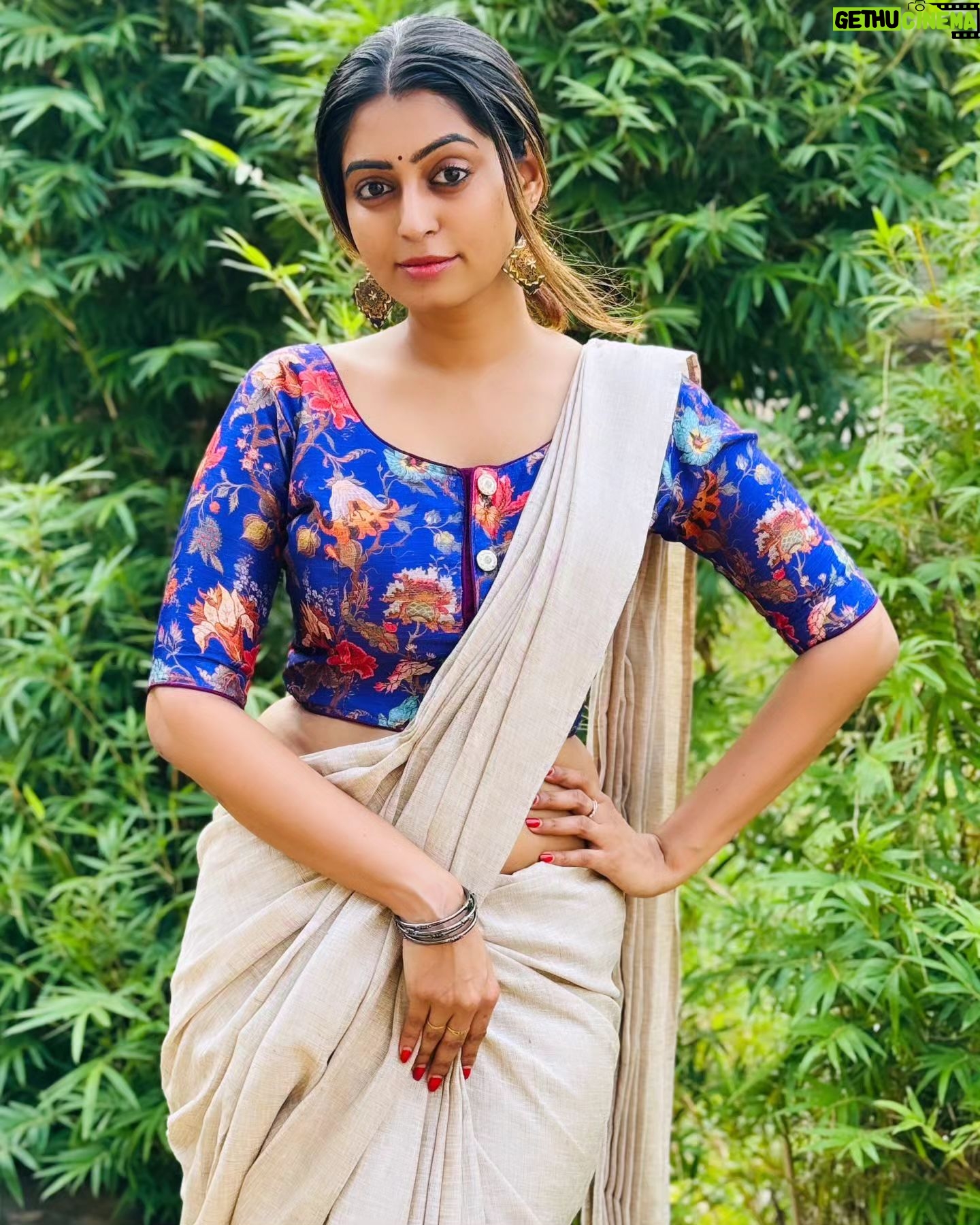 Kuhasini Gnanaseggaran Instagram - மூச்சு விடாமல் பேசும் உன் விழிகளுக்கு சற்று ஓய்வு கொடு படபடக்கும் என் இச்சிறு இதயம் சற்று இளைப்பாறட்டும் ❤️🔥 . . Blouse @vardhman_weaves Saree draped & Hair do @vvarsha_makeup_artistry . . #nomakeupmakeup #saree #subtle #casual #sareefashion #designerblouse #selflove #tamilponnu #kuhasini