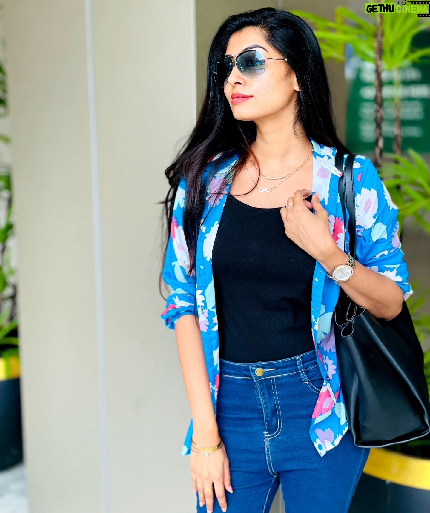 Kuhasini Gnanaseggaran Instagram - I follow my heart … and it usually leads me to the airport 🧳✈️💃 . . . Shirt @zalyascloset . Jean @hm . 😎@rayban . . #travelphotography #vacation #trip #selflove #airport #srilanka #tamilactress #kuhasini #casual #positivity