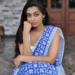 Kuhasini Gnanaseggaran Instagram - முடியுமானால் பிறரை விட அறிவாளியாய் இரு ஆனால் அதையும் அவர்களிடம் கூறாதே. . . . . #simple #classic #tamilachi #saree #sareelove #elegant #home #tamilactress #kuhasini #casualphotography #sareefashion #traditionalwear