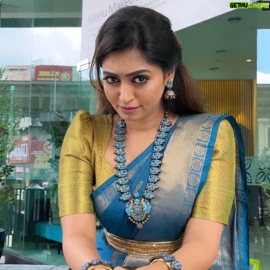 Kuhasini Gnanaseggaran Instagram - PONNU TAMIL 🔥♥️ . . . Makeover & saree draping @sharonshairandmakeup . . Saree @prisha.my . . Jewellery @kayels_creations . . Song credit @sahisiva_official . . #sareereels #reelsinstagram #trending #trendingaudio #reelsvideo #instagramreels #reel #kuhasini