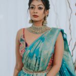 Kuhasini Gnanaseggaran Instagram - மயில் போல பொண்ணு ஒன்னு 🔥❤️ . . . Makeover @parimalar_sagadevan . . Saree @mysoresilksareesss . . Blouse @aayurablouses . . Jewellery @mvsecretboutique_jewellery . . Photography @pavetraarumugam . . #traditional #sareefashion #tamilponnu #kuhasini #kl #sareelove