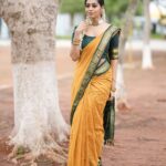 Kuhasini Gnanaseggaran Instagram - மஞ்சள் புடவை அணிந்து என்னை மாய்க்காதடி ❤️ . . Saree @kaithari_nesavu_sarees . . Blouse @arudpa . . Makeup & saree draped @vvarsha_makeup_artistry . . Photography @exotic_shades__ . . #saree #handloomsaree #pattusaree #traditionalwear #temple #elegant #thanjavurmakeupartist #onlineshopping #paidcollaboration #styling #tamilactress #kuhasiniMa