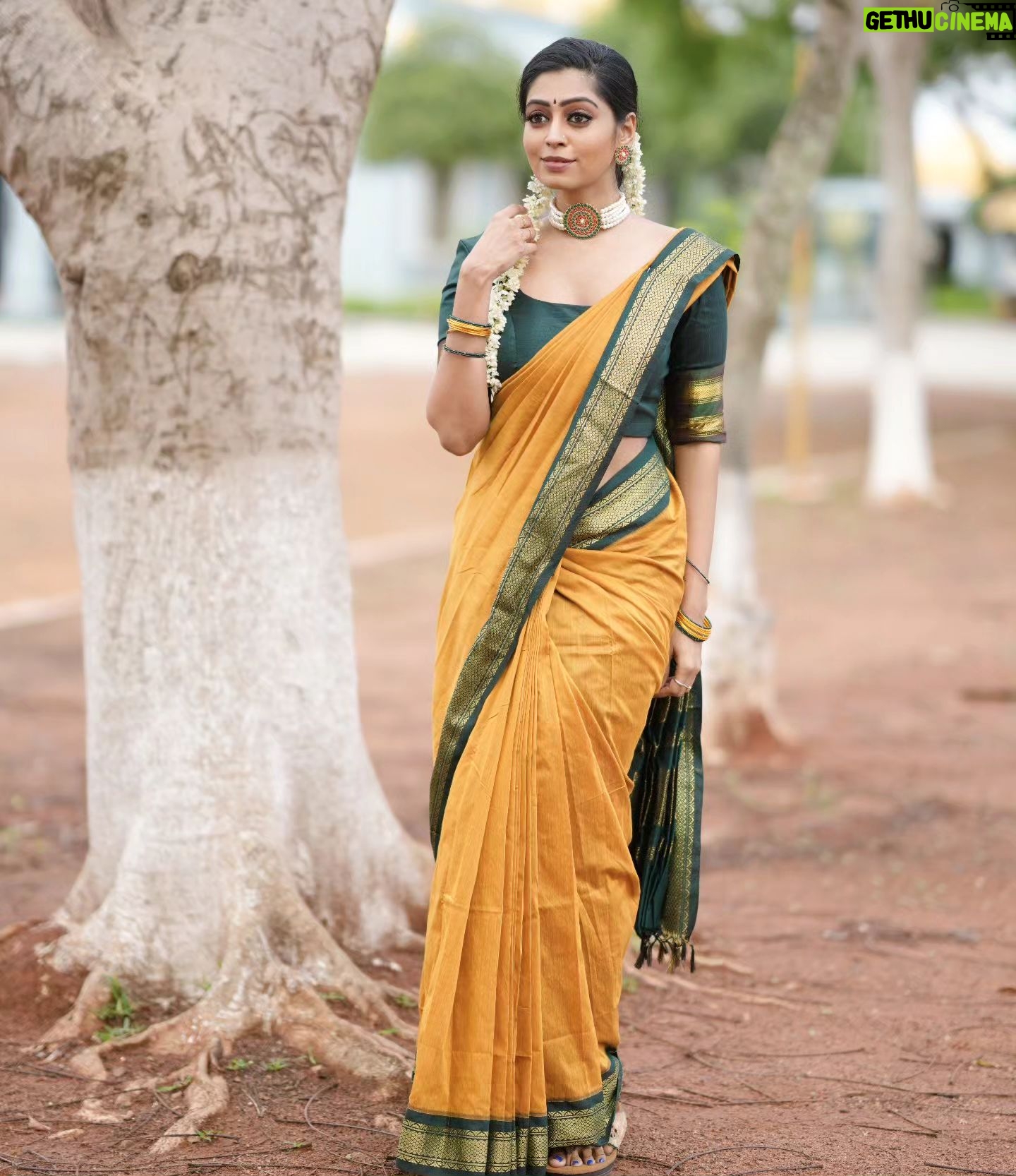 Kuhasini Gnanaseggaran Instagram - மஞ்சள் புடவை அணிந்து என்னை மாய்க்காதடி ❤️ . . Saree @kaithari_nesavu_sarees . . Blouse @arudpa . . Makeup & saree draped @vvarsha_makeup_artistry . . Photography @exotic_shades__ . . #saree #handloomsaree #pattusaree #traditionalwear #temple #elegant #thanjavurmakeupartist #onlineshopping #paidcollaboration #styling #tamilactress #kuhasiniMa