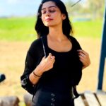 Kuhasini Gnanaseggaran Instagram – Back in black 🔥⛱️
.
.
Shrug @zalyascloset
.
.
.
#black #travelphotography #slay #shrug
#styling #beach #vacation #trending #kuhasini #tamilactress #fashion