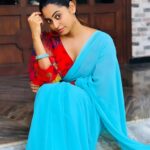 Kuhasini Gnanaseggaran Instagram - சின்ன பாவை உன் காதல் நெஞ்சில் கொஞ்சி தவழ இடம் வேண்டும் ❤️🔥 . . Blouse @vardhman_weaves . . Styling @vvarsha_makeup_artistry . . #saree #designerblouse #nomakeupmakeup #selflove #tamilponnu #kuhasini #home