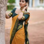 Kuhasini Gnanaseggaran Instagram - சேலையில் ஒரு சோலைவனம் ❤️ . . Saree @kaithari_nesavu_sarees . . Blouse @arudpa . . Makeup & saree draped @vvarsha_makeup_artistry . . Photography @exotic_shades__ . . #saree #handloomsaree #pattusaree #traditionalwear #temple #elegant #thanjavurmakeupartist #onlineshopping #paidcollaboration #styling #tamilactress #kuhasini