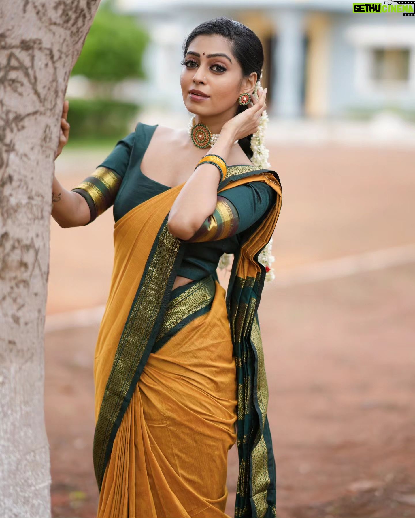 Kuhasini Gnanaseggaran Instagram - சேலையில் ஒரு சோலைவனம் ❤️ . . Saree @kaithari_nesavu_sarees . . Blouse @arudpa . . Makeup & saree draped @vvarsha_makeup_artistry . . Photography @exotic_shades__ . . #saree #handloomsaree #pattusaree #traditionalwear #temple #elegant #thanjavurmakeupartist #onlineshopping #paidcollaboration #styling #tamilactress #kuhasini