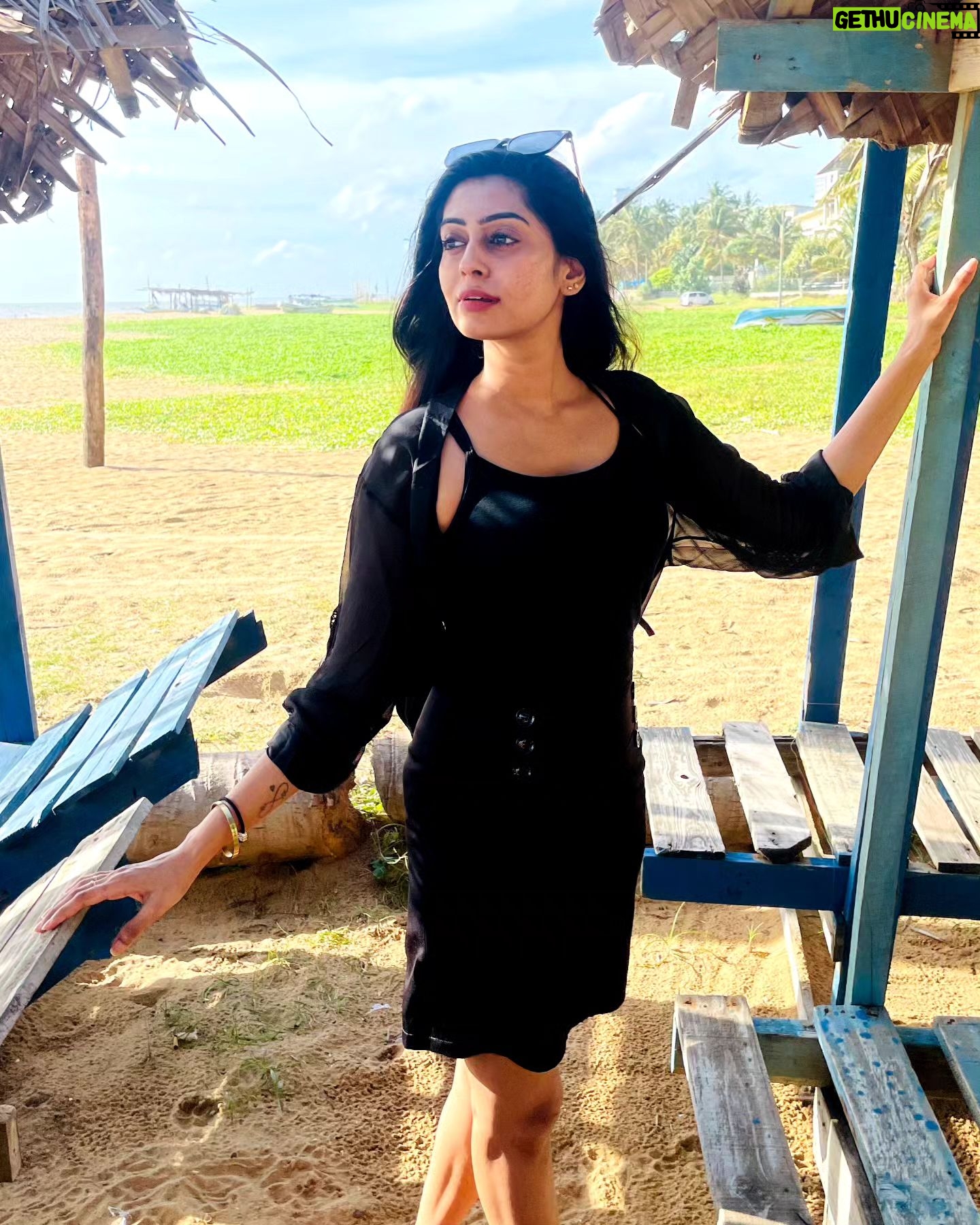 Kuhasini Gnanaseggaran Instagram - Back in black 🔥⛱️ . . Shrug @zalyascloset . . . #black #travelphotography #slay #shrug #styling #beach #vacation #trending #kuhasini #tamilactress #fashion